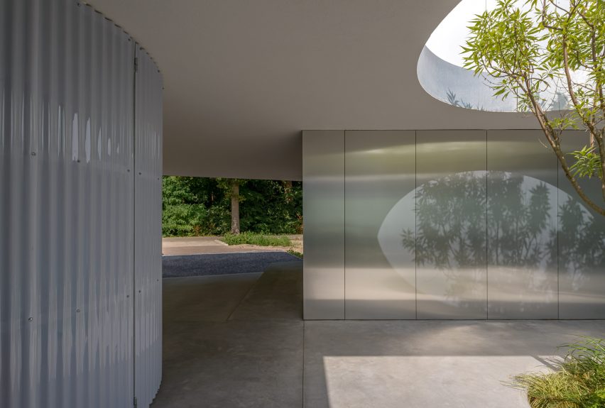 A low-lying house with an industrial material palette