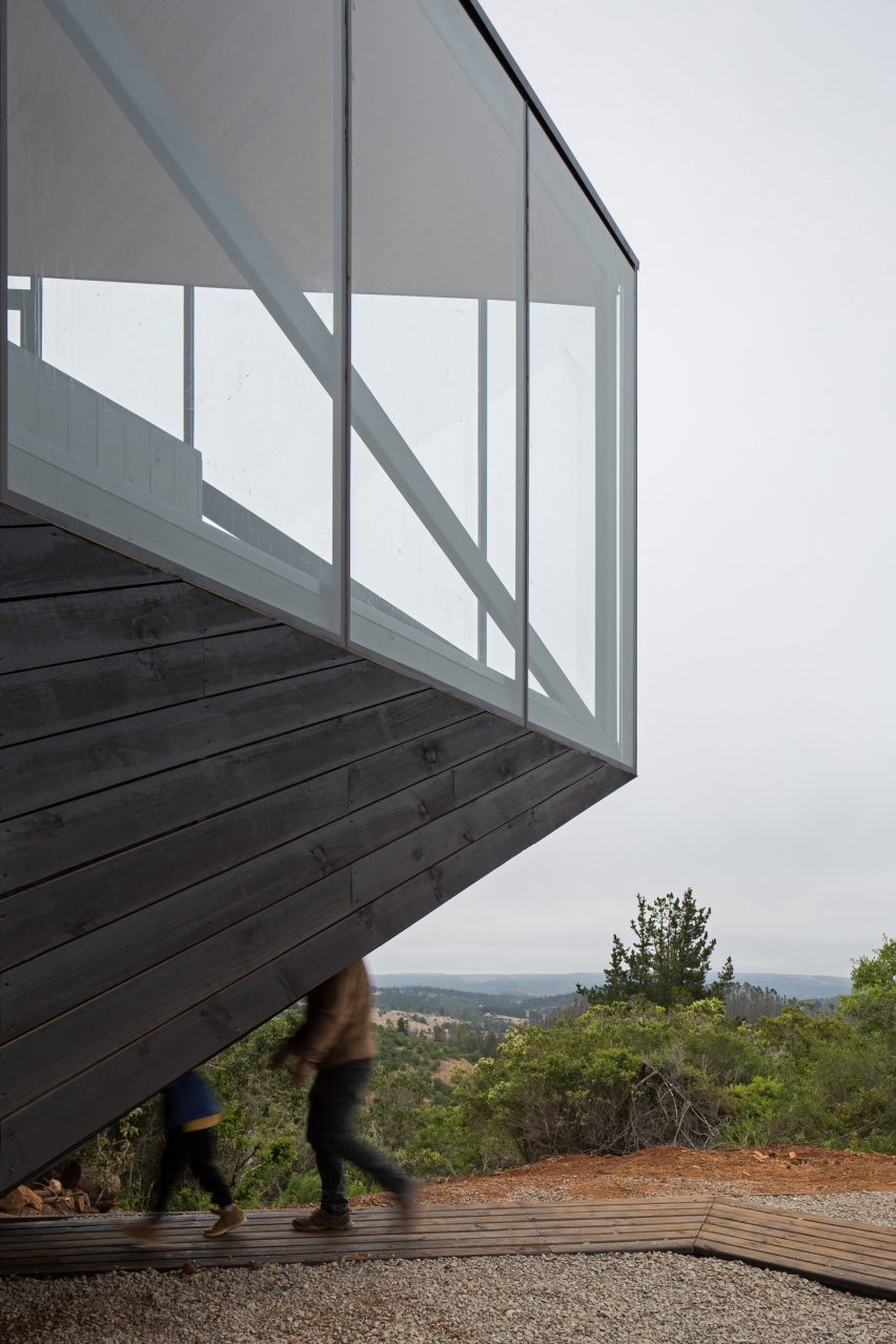 Angular cabin by 2DM Arquitectos