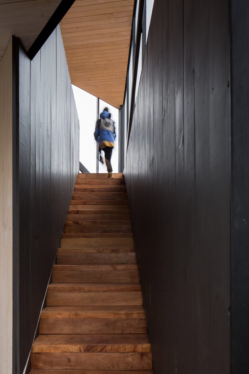 Angular cabin by 2DM Arquitectos
