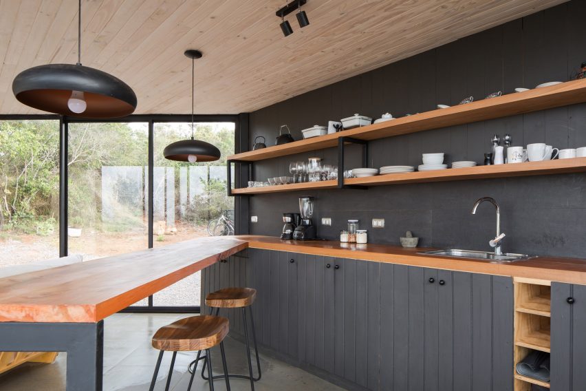 Angular cabin by 2DM Arquitectos