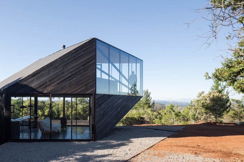 Angular cabin by 2DM Arquitectos