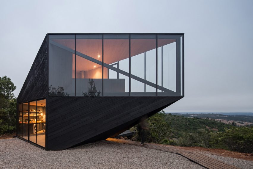 Angular cabin by 2DM Arquitectos