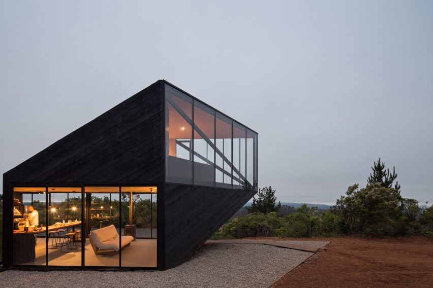 Angular cabin by 2DM Arquitectos