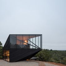 Angular cabin by 2DM Arquitectos