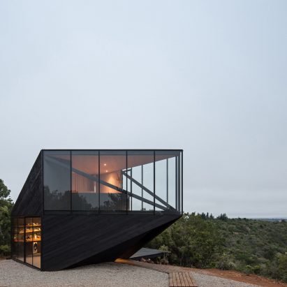 Angular cabin by 2DM Arquitectos