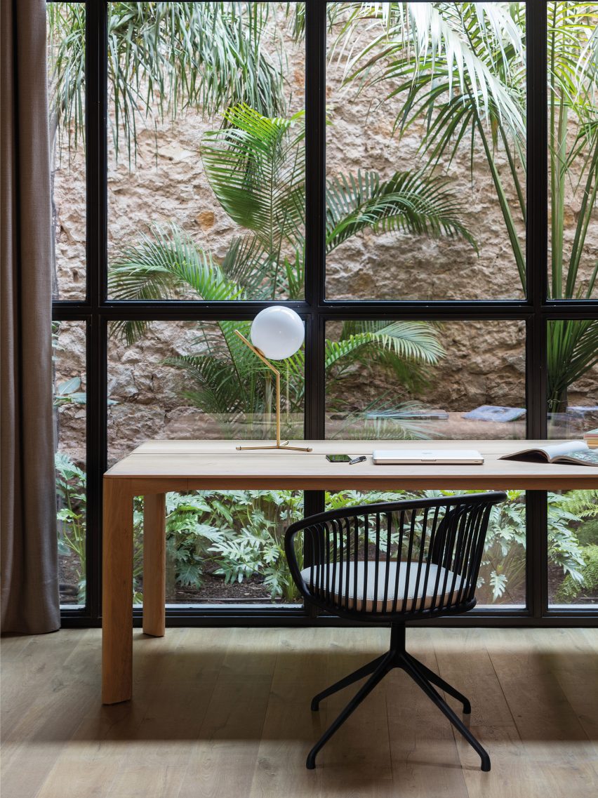 Huma armchair with a swivel base and rattan backrest