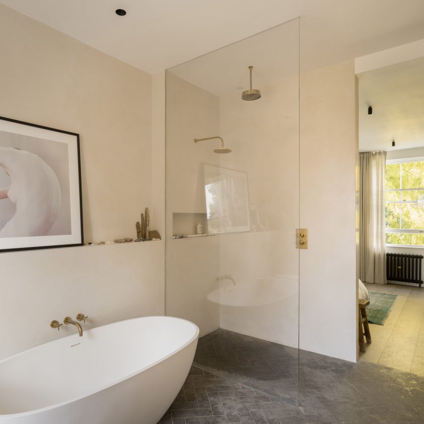 Minimalist ensuite bathroom