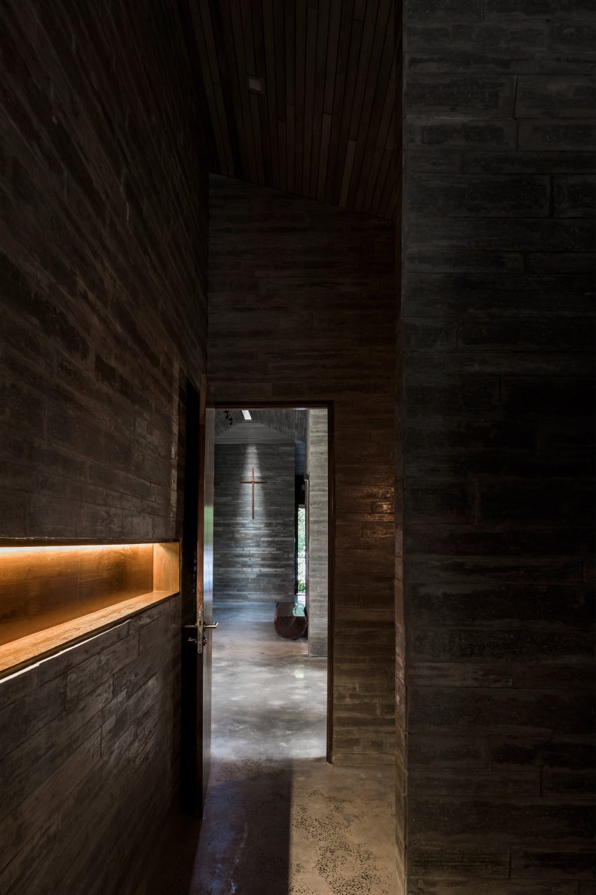 Concrete interiors of AM House