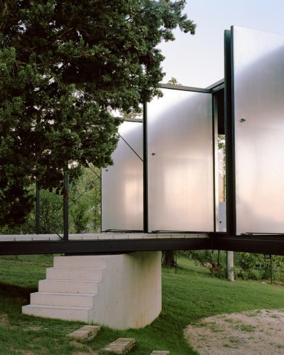The pivoting facade of Avala House