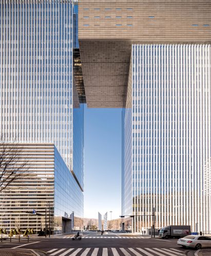 Gateway-shaped skyscraper