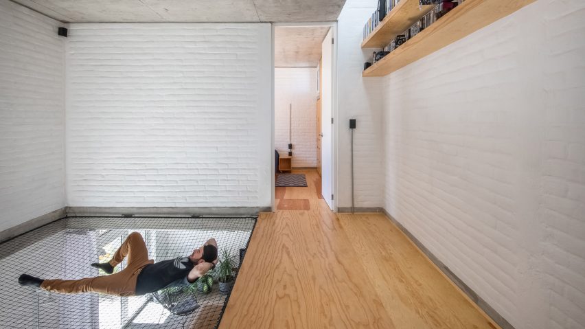 Fábrica de Espacios strings “big hammock” between two floors of Casa Bosque Sereno