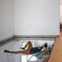 Fábrica de Espacios strings “big hammock” between two floors of Casa Bosque Sereno