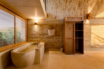 Minimal tones in Casona Sforza's bathrooms