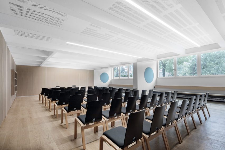 Seminar room in Cusanus Academy renovation by MoDus Architects