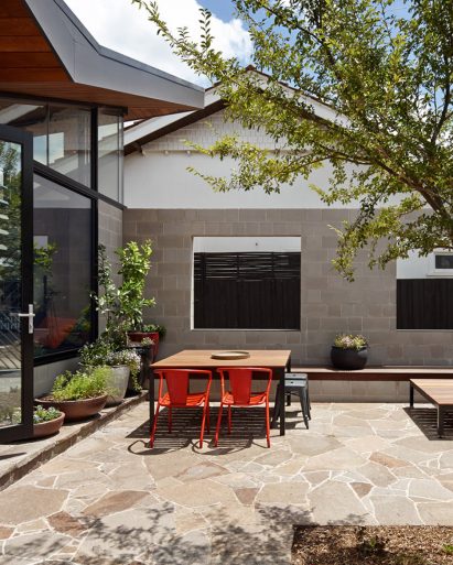 Fairfield Hacienda in Melbourne, Australia, by MRTN Architects