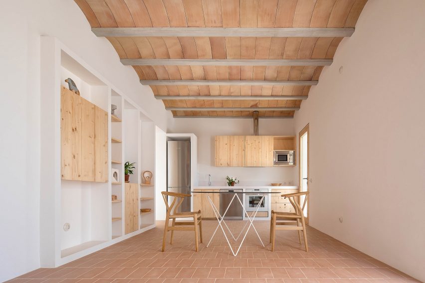 It has an open plan kitchen-diner