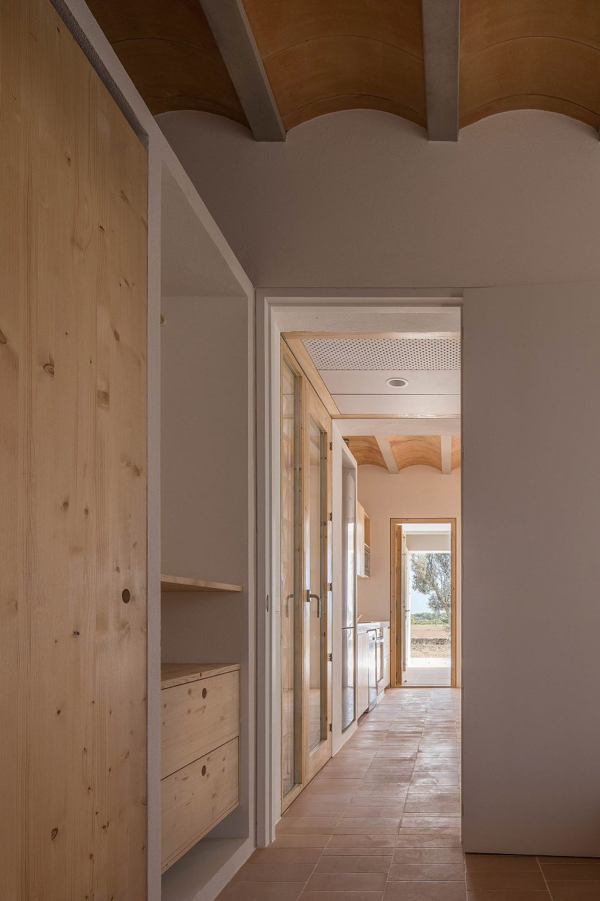 It has a series of corridors