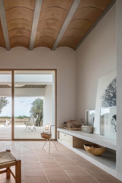 It has a ceramic vaulted ceiling by Maria Castello