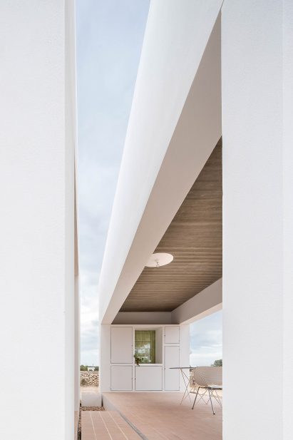 It has an outdoor kitchen by Maria Castello