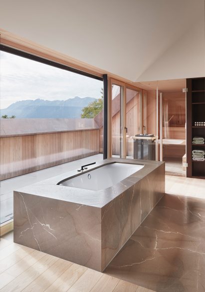 Spa-like bathroom in House with Three Eyes by Innauer-Matt Architekten