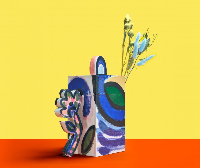 Cremation urn with dried flowers