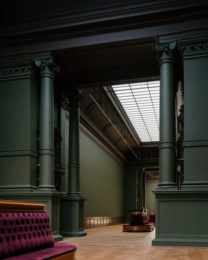 Dark green walls in neoclassical exhibition halls restored by Kaan Architecten