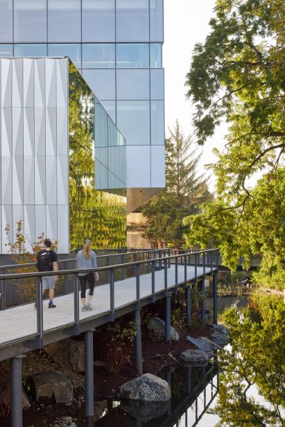 Glazed exterior and pedestrian bridge of Oregon university