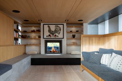 Snug with see-through fireplace