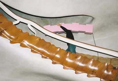 Man Enrich carries pink foam light but the stairs of Casa Batlló