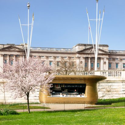 Coffee stand near Buckingham Palace by Mizzi Studio