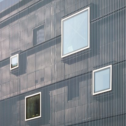 Windows in aluminium facade