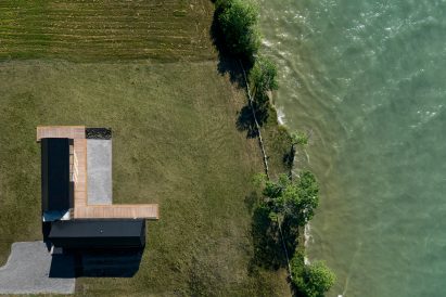 Ravi Handa Architect and AAmp Studio designed the property to be L-shaped