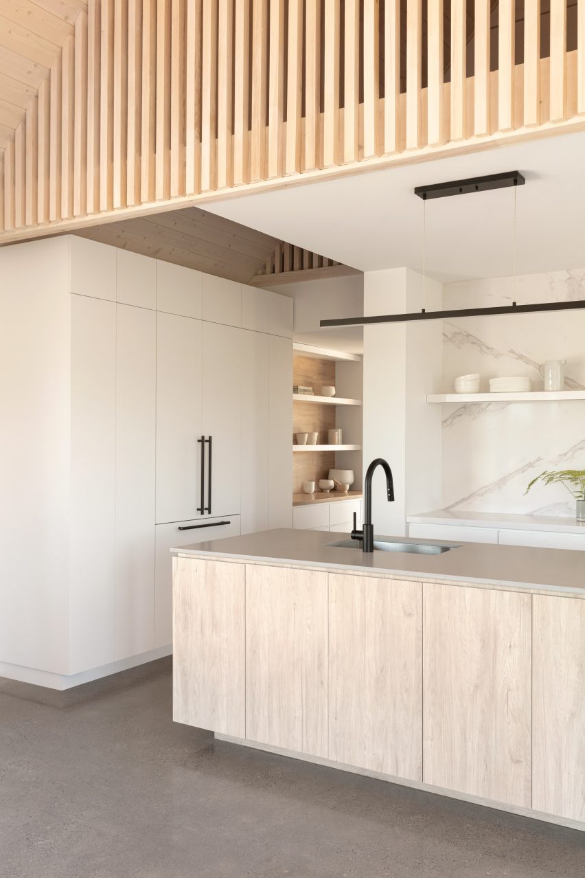 Ell House by Ravi Handa Architect and AAmp Studio