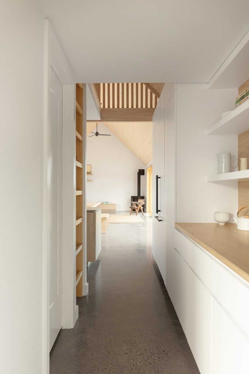 Ell House by Ravi Handa Architect and AAmp Studio