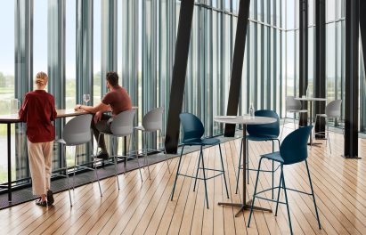 People sitting on dark blue N02 Recycle chairs