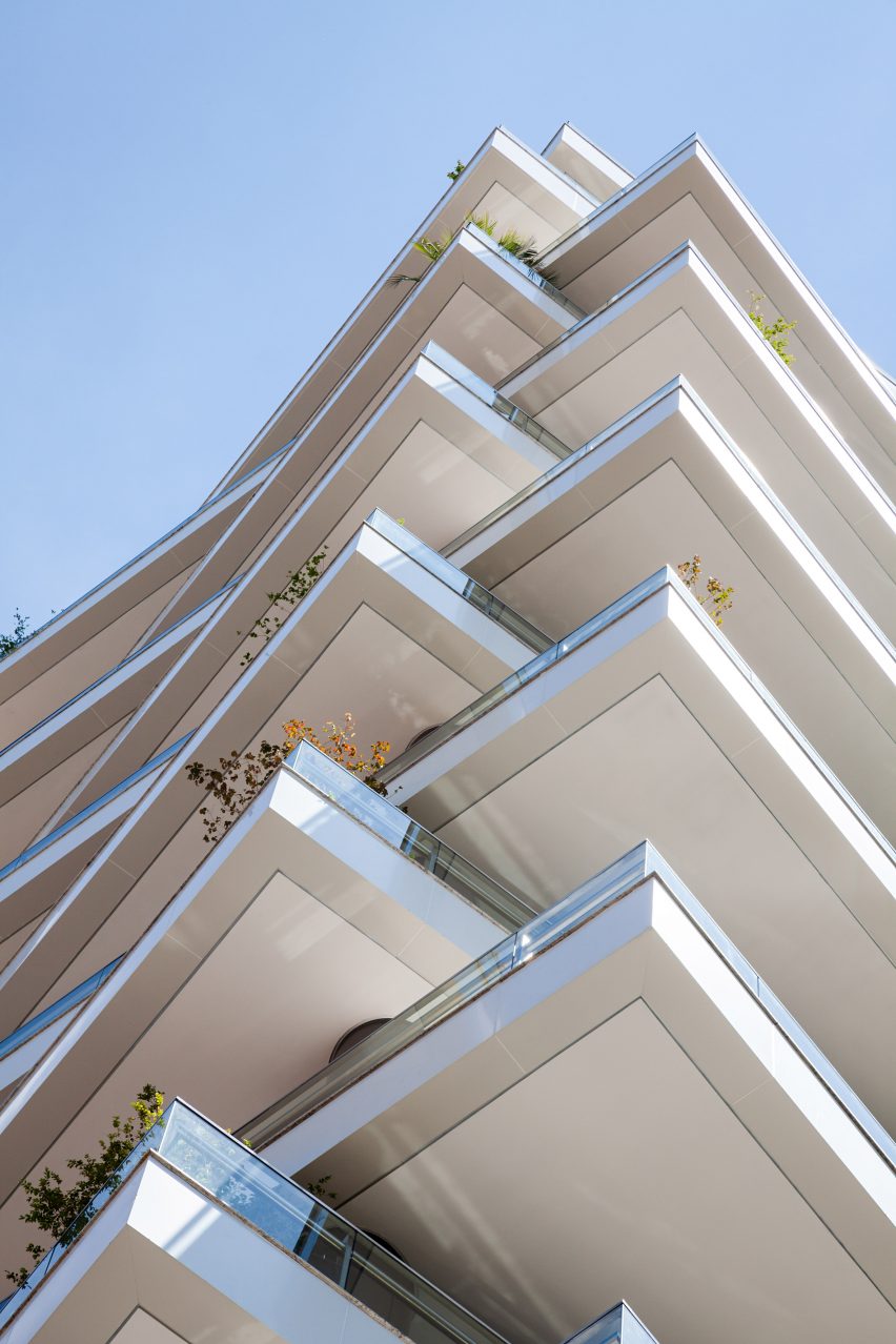 Shifted balconies wrap São Paulo housing block