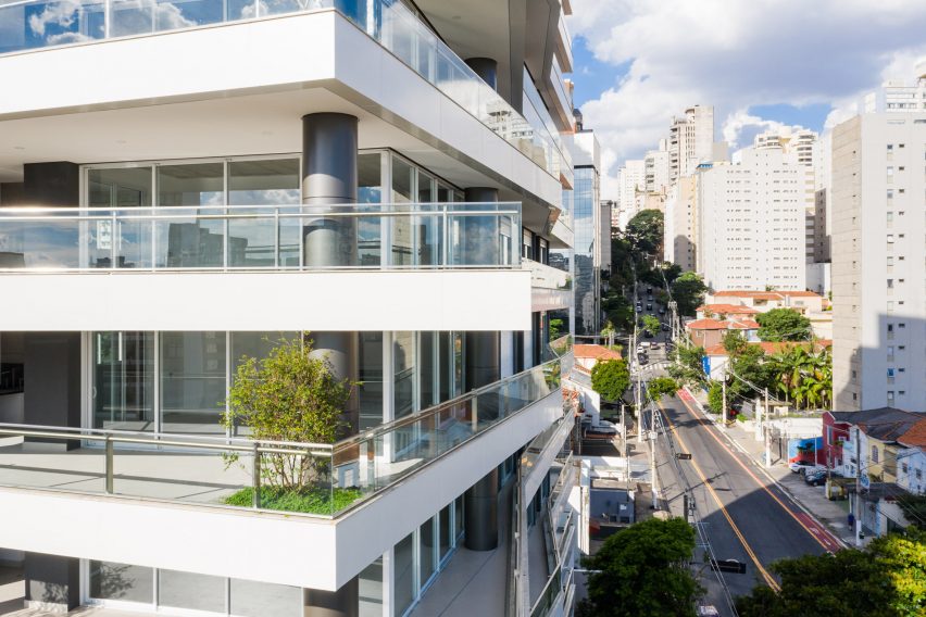 Shifted balconies wrap São Paulo housing block