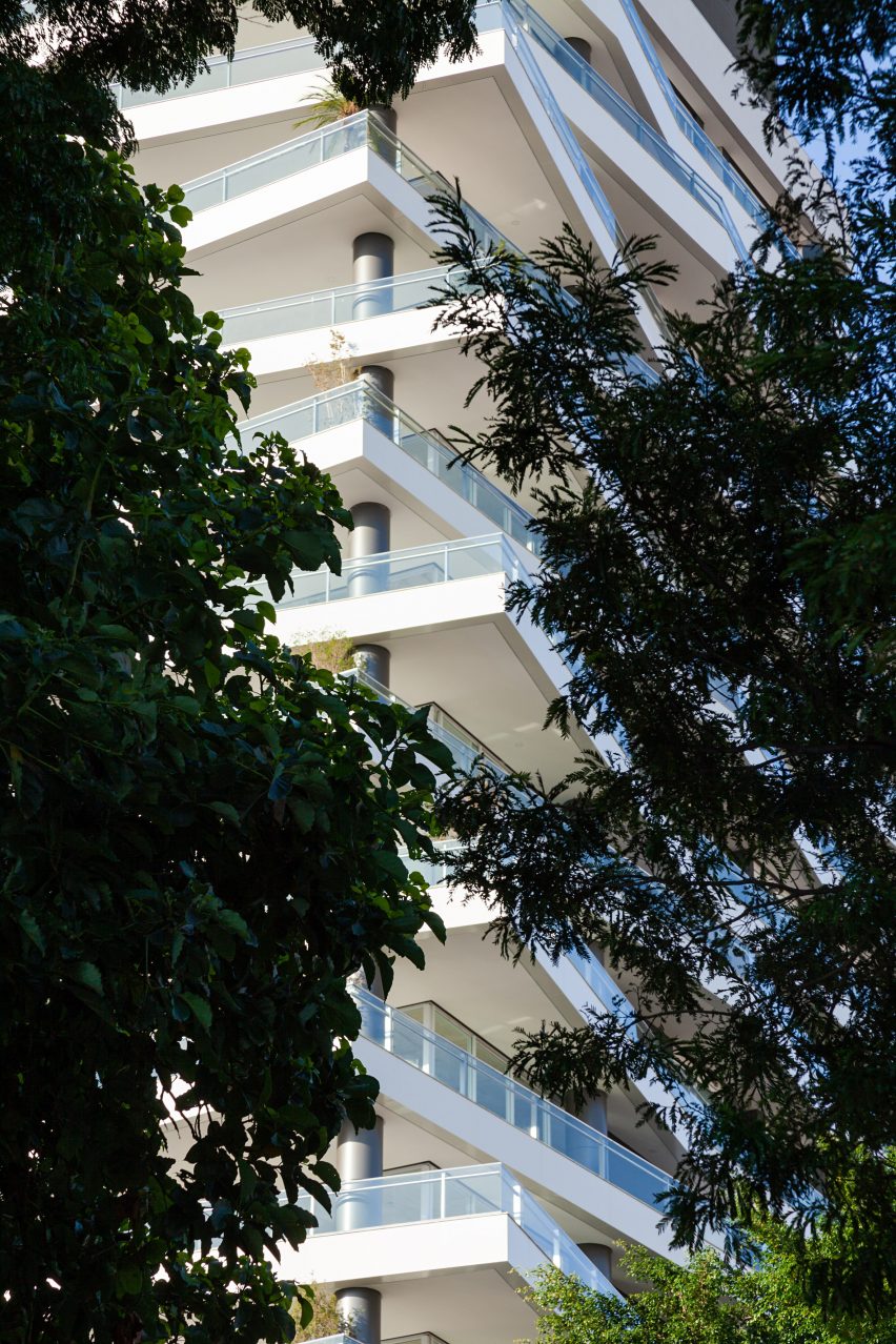 Shifted balconies wrap São Paulo housing block