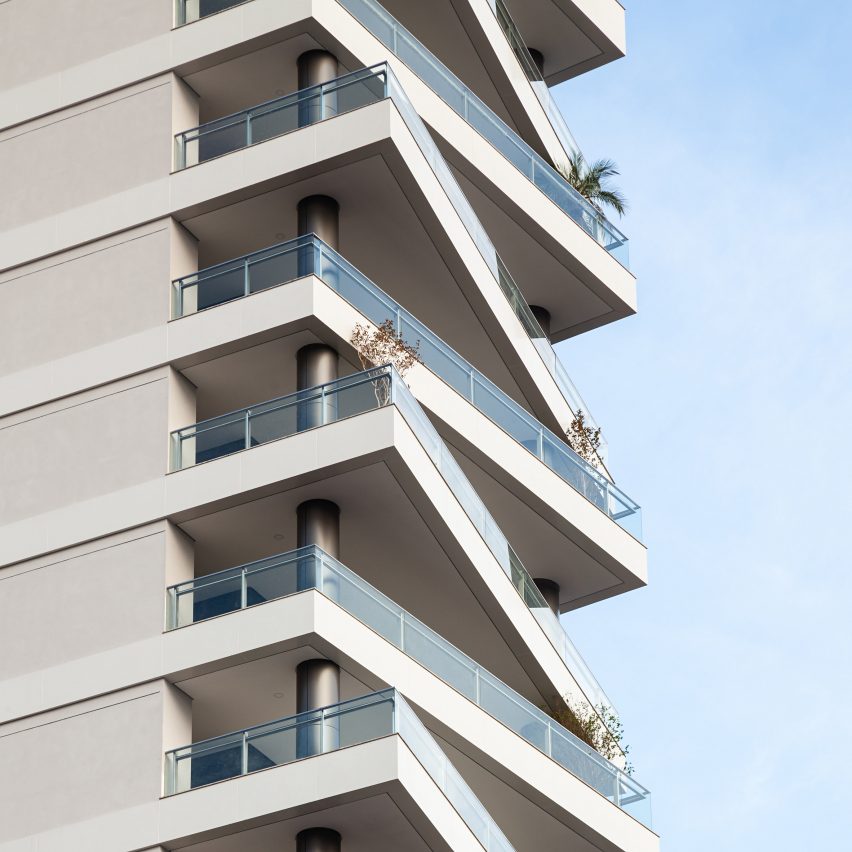 Shifted balconies wrap São Paulo housing block