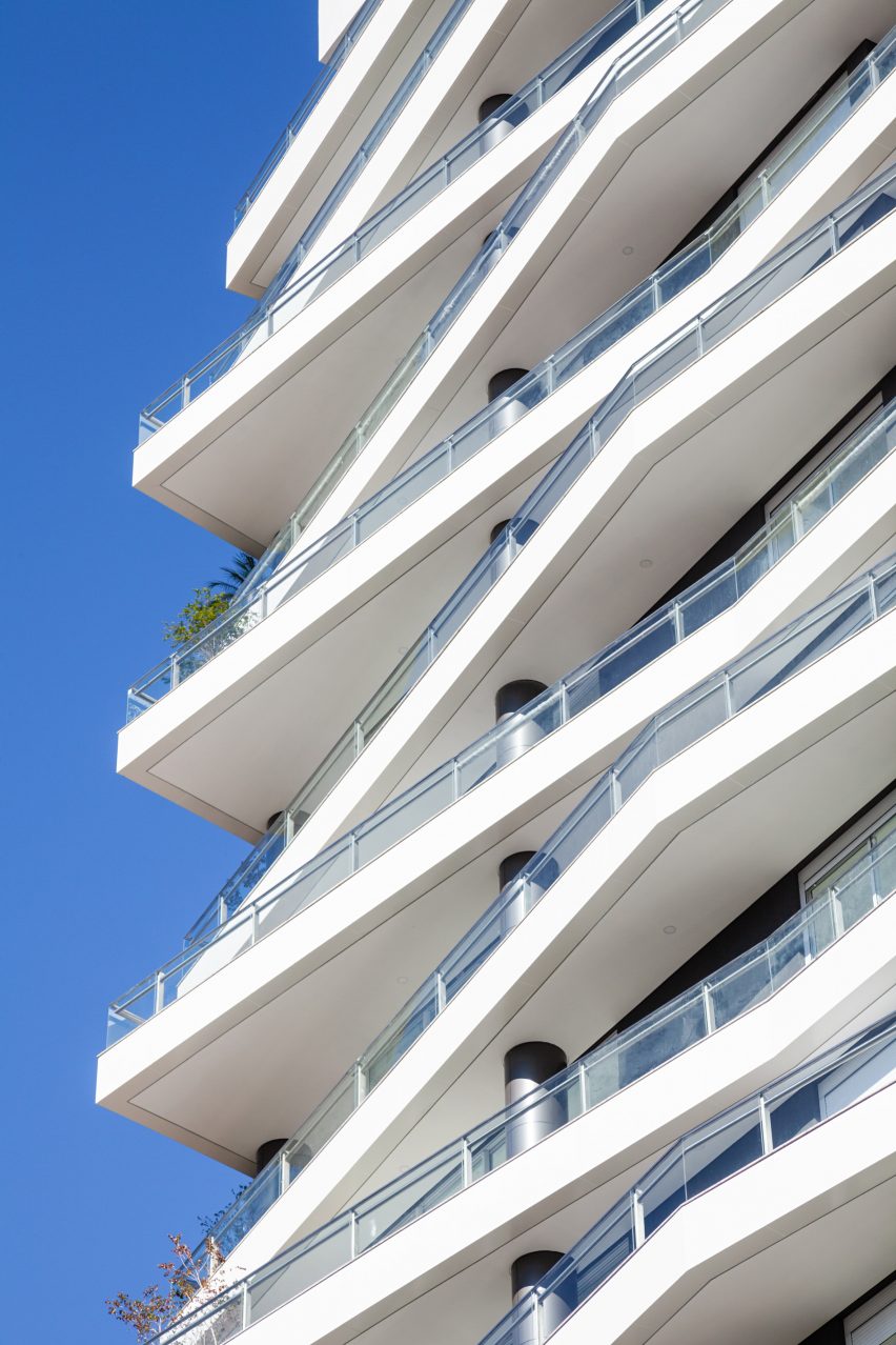 Shifted balconies wrap São Paulo housing block