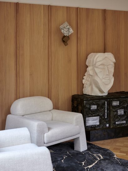 White armchairs and massive abstract sculpture in Tesselschade family office