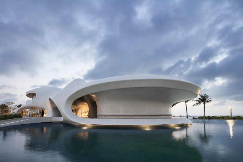 A white concrete library in Hainan