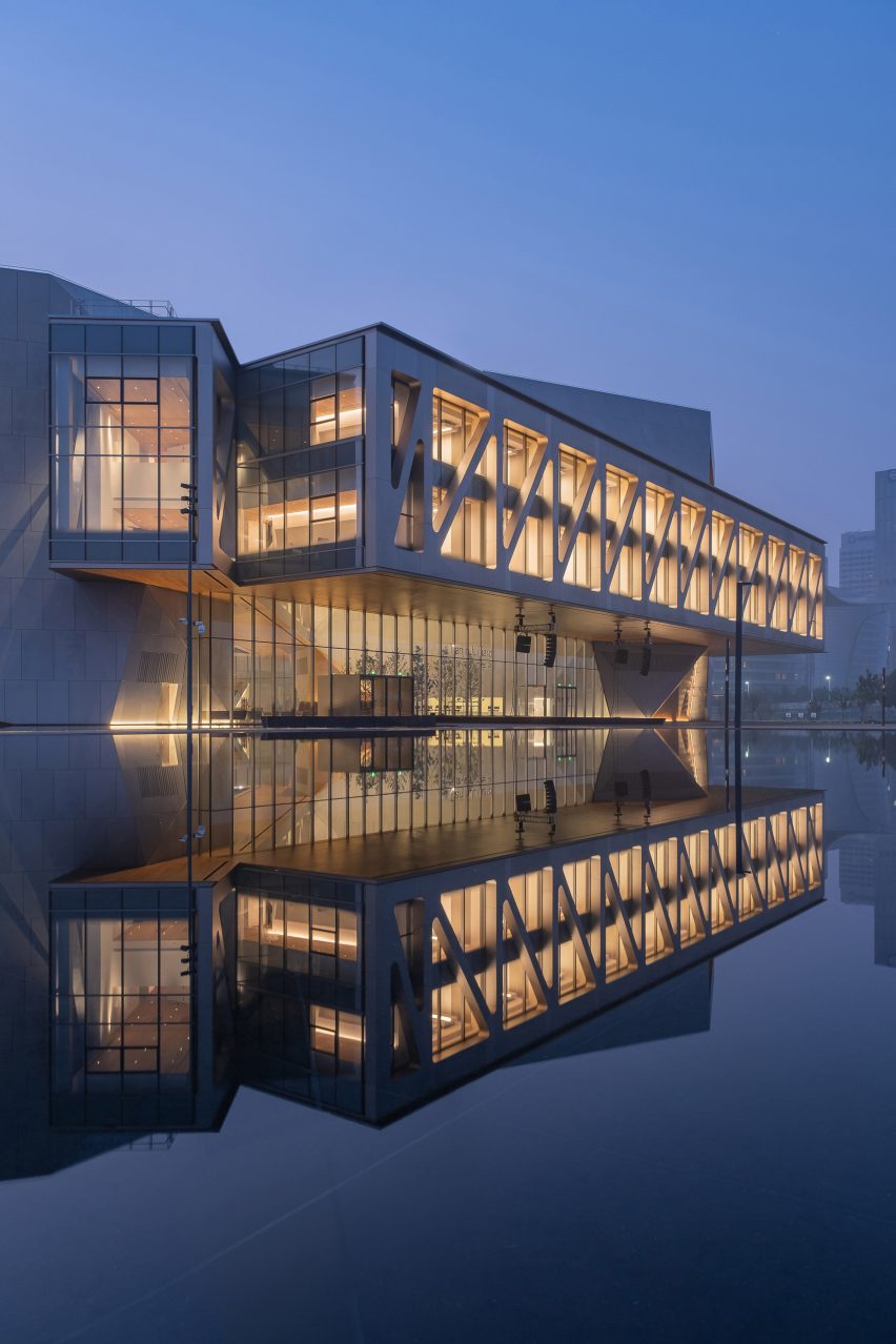 A steel and concrete-clad school