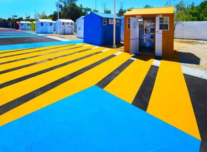 Colourful asphalt in a housing complex by Lehrer Architects 