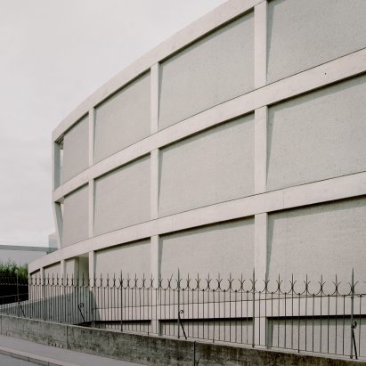 DF_DC hides Swiss apartment block behind Pisa Baptistery-informed concrete wall