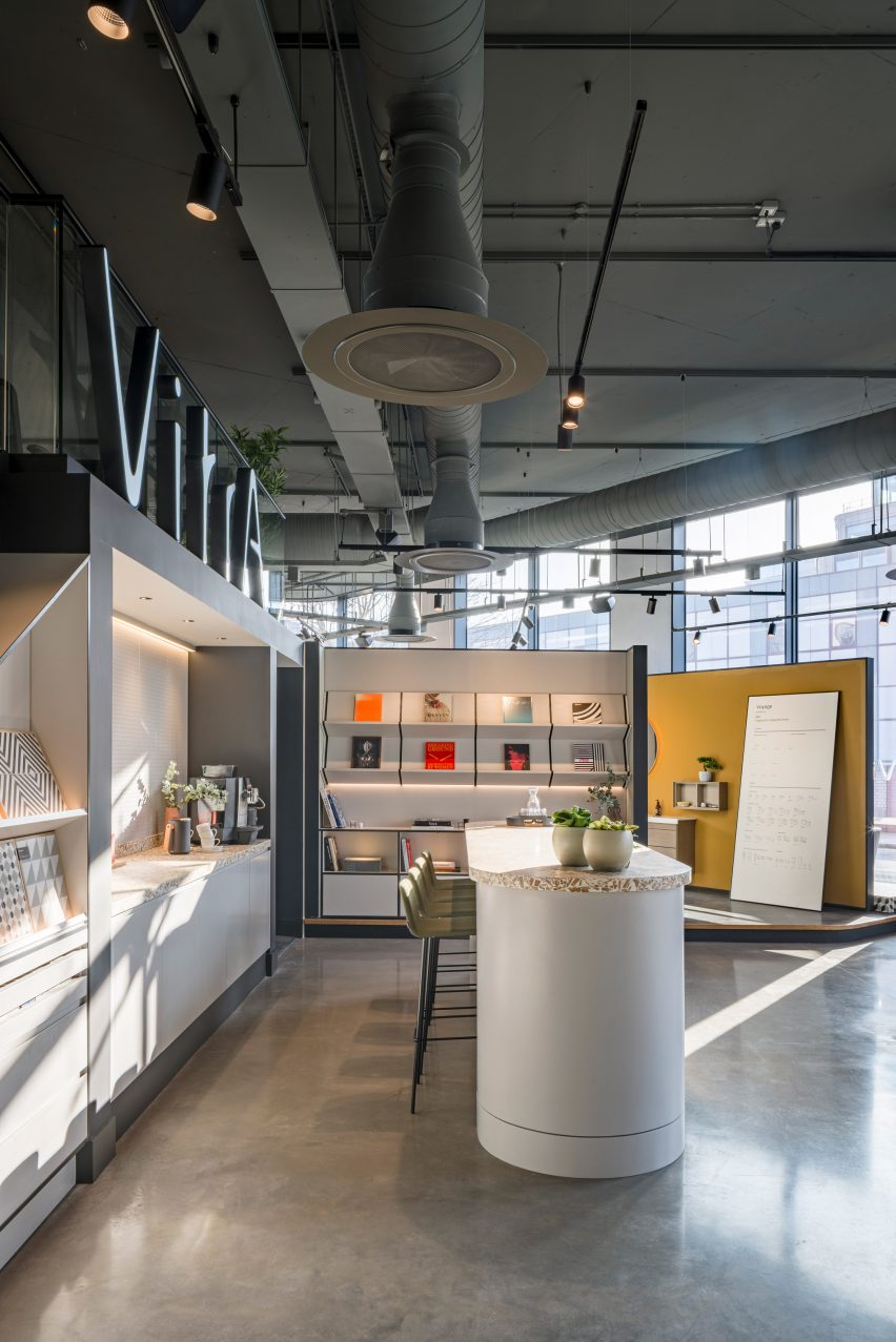 VitrA London library and bar