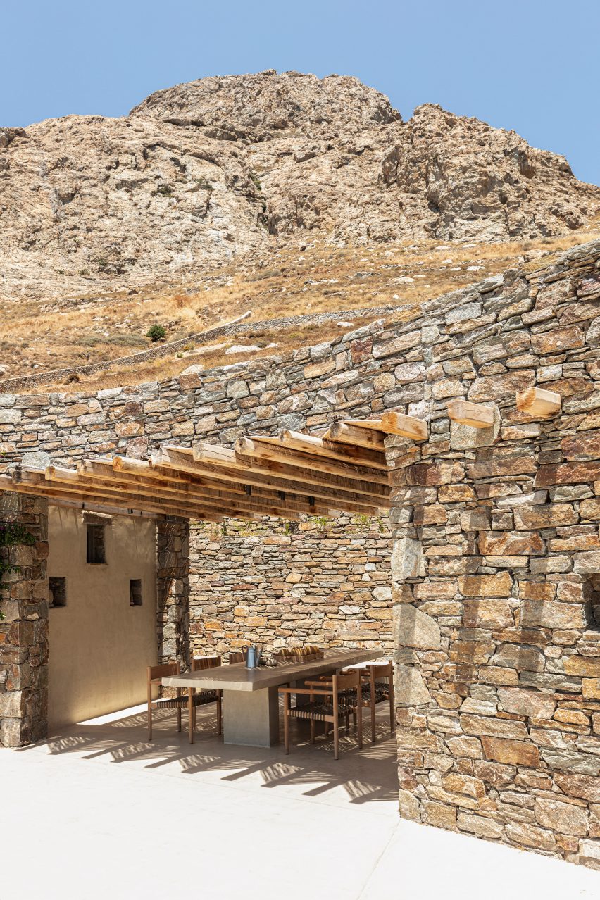 Facade of Xerolithi house by Sinas Architects