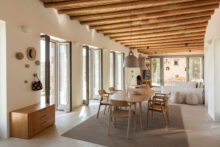 Living room in Xerolithi house by Sinas Architects