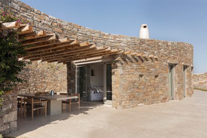 Facade of Xerolithi house by Sinas Architects