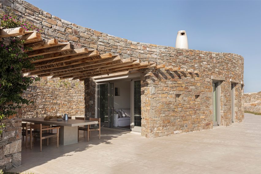 Facade of Xerolithi house by Sinas Architects